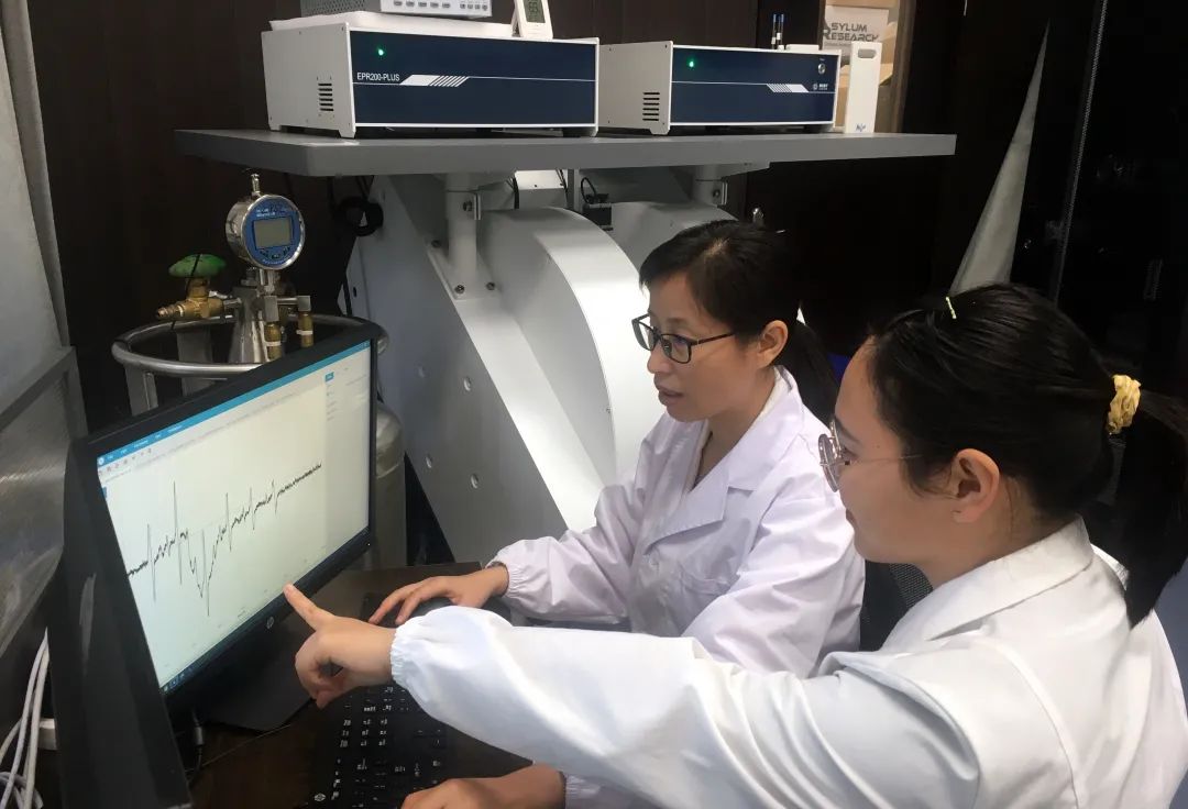 I professori del Centro di analisi e test dell'Università di Chongqing hanno utilizzato la spettroscopia EPR CIQTEK per i servizi di test