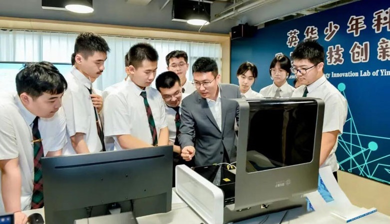 Laboratorio scolastico per ragazzi di scienza e tecnologia quantistica a Tianjin, Cina